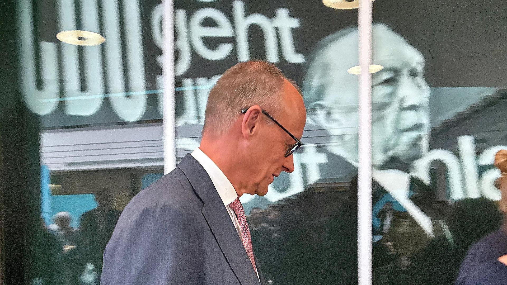 Pressekonferenz in der CDU-Bundesgeschäftsstelle nach Landtagswahlen in Mecklenburg-Vorpommern und Berlin, Bundeskanzler Friedrich Merz geht am Porträt Konrad Adenauers vorbei. Pressekonferenz in der CDU-Bundesgeschäftsstelle nach Landtagswahlen in Mecklenburg-Vorpommern und Berlin, Bundeskanzler Friedrich Merz geht am Porträt Konrad Adenauers vorbei.