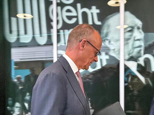 Pressekonferenz in der CDU-Bundesgeschäftsstelle nach Landtagswahlen in Mecklenburg-Vorpommern und Berlin, Bundeskanzler Friedrich Merz geht am Porträt Konrad Adenauers vorbei. Pressekonferenz in der CDU-Bundesgeschäftsstelle nach Landtagswahlen in Mecklenburg-Vorpommern und Berlin, Bundeskanzler Friedrich Merz geht am Porträt Konrad Adenauers vorbei.