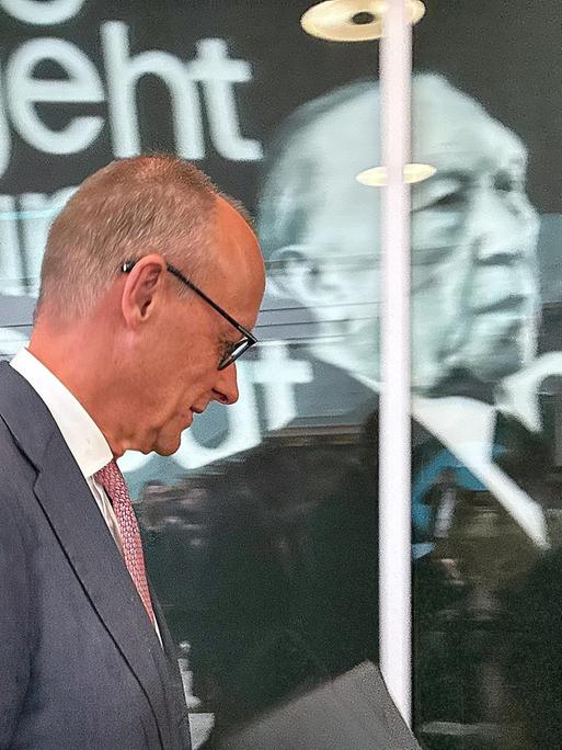Pressekonferenz in der CDU-Bundesgeschäftsstelle nach Landtagswahlen in Mecklenburg-Vorpommern und Berlin, Bundeskanzler Friedrich Merz geht am Porträt Konrad Adenauers vorbei. Pressekonferenz in der CDU-Bundesgeschäftsstelle nach Landtagswahlen in Mecklenburg-Vorpommern und Berlin, Bundeskanzler Friedrich Merz geht am Porträt Konrad Adenauers vorbei.
