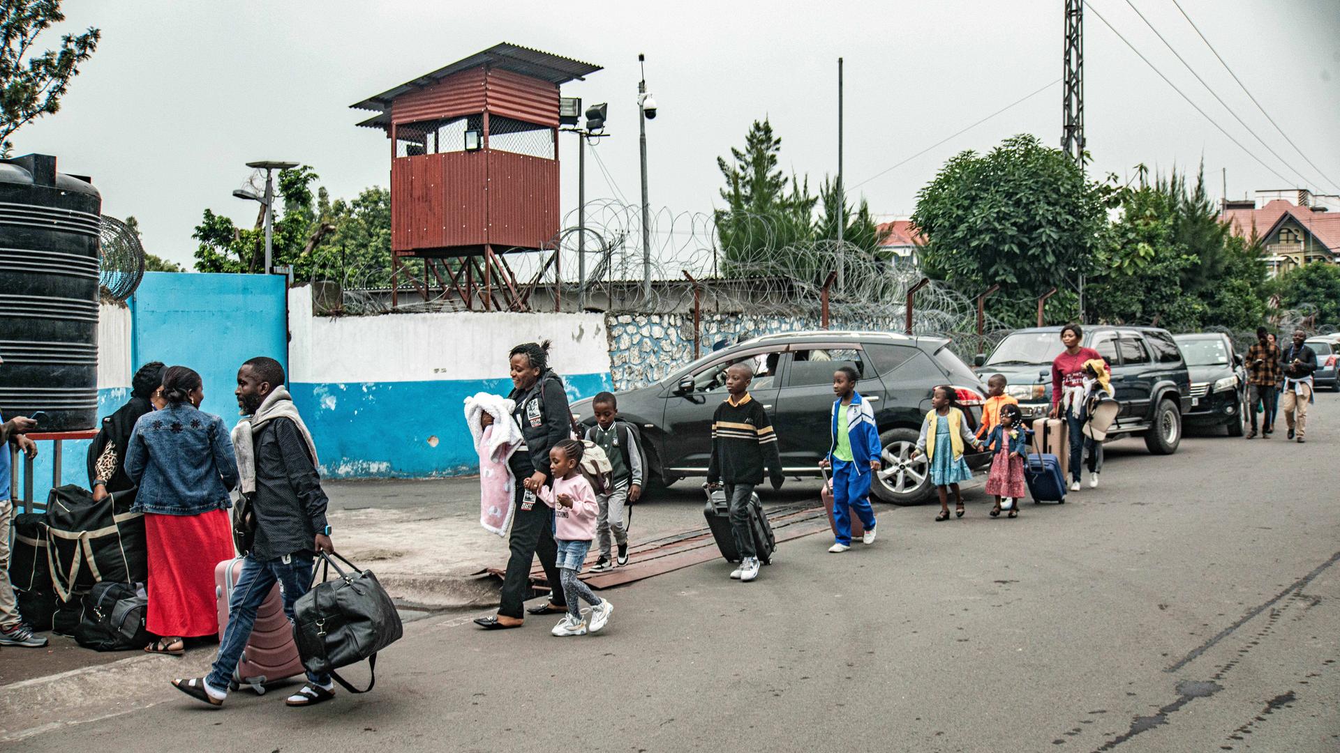 Mitarbeiter der UN-Friedensmission und ihre Familien verlassen das Büro der UN-Mission in Goma in der Provinz Ostkivu.