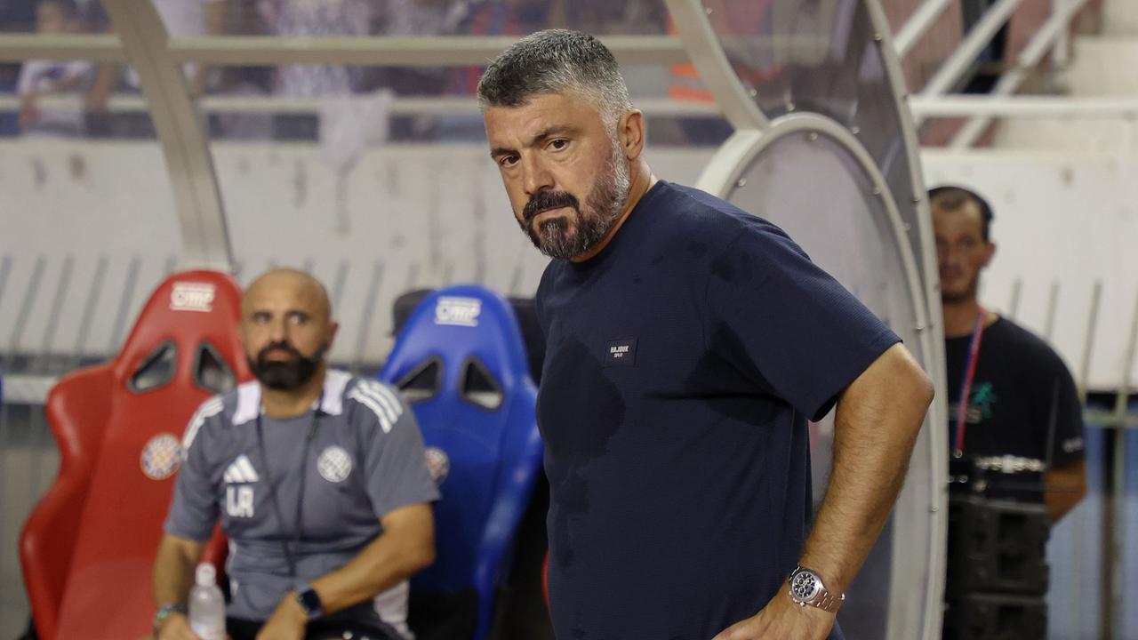 Gennaro Gattuso steht mit kritischem Blick vor der Trainerbank.