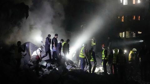 Rettungskräfte suchen in den Trümmern nach Überlebenden.