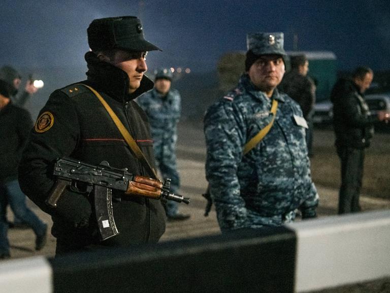 Polizisten bewachen die armenisch-aserbaidschanische Grenze im Lachin-Korridor. Der Korridor, die einzige Straße, die Armenien und Berg-Karabach verbindet, wird seit dem 12. Dezember von aserbaidschanischen Umweltaktivisten blockiert.