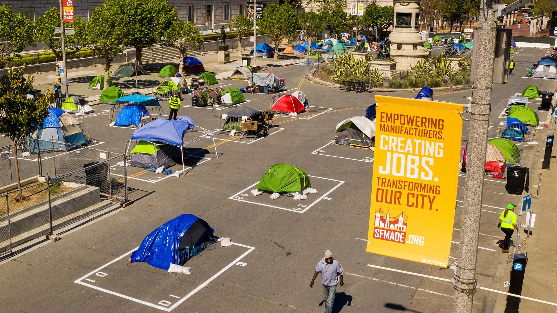 Zelte von Obdachlosen in San Francisco stehen auf weiß eingerahmten Flächen, um während der Corona-Pandemie mit Abstand besser vor Ansteckung zu schützen