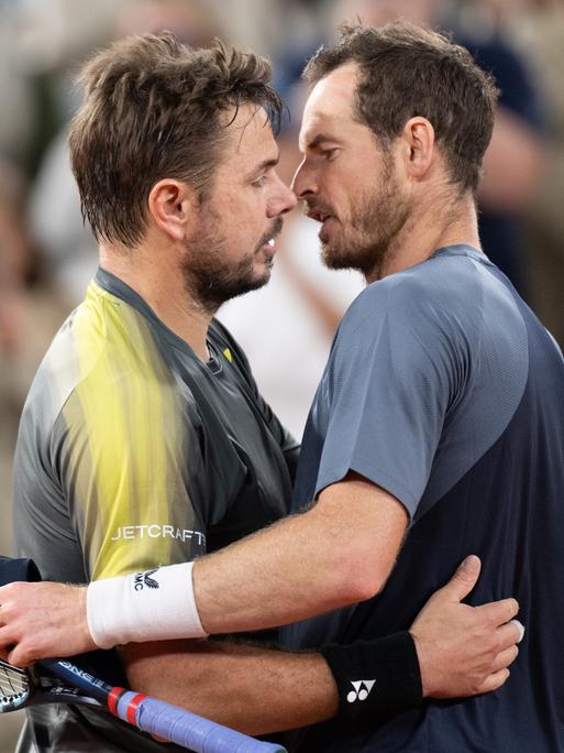 Stan Wawrinka und Andy Murray umarmen sich nach ihrem Spiel am Netz.