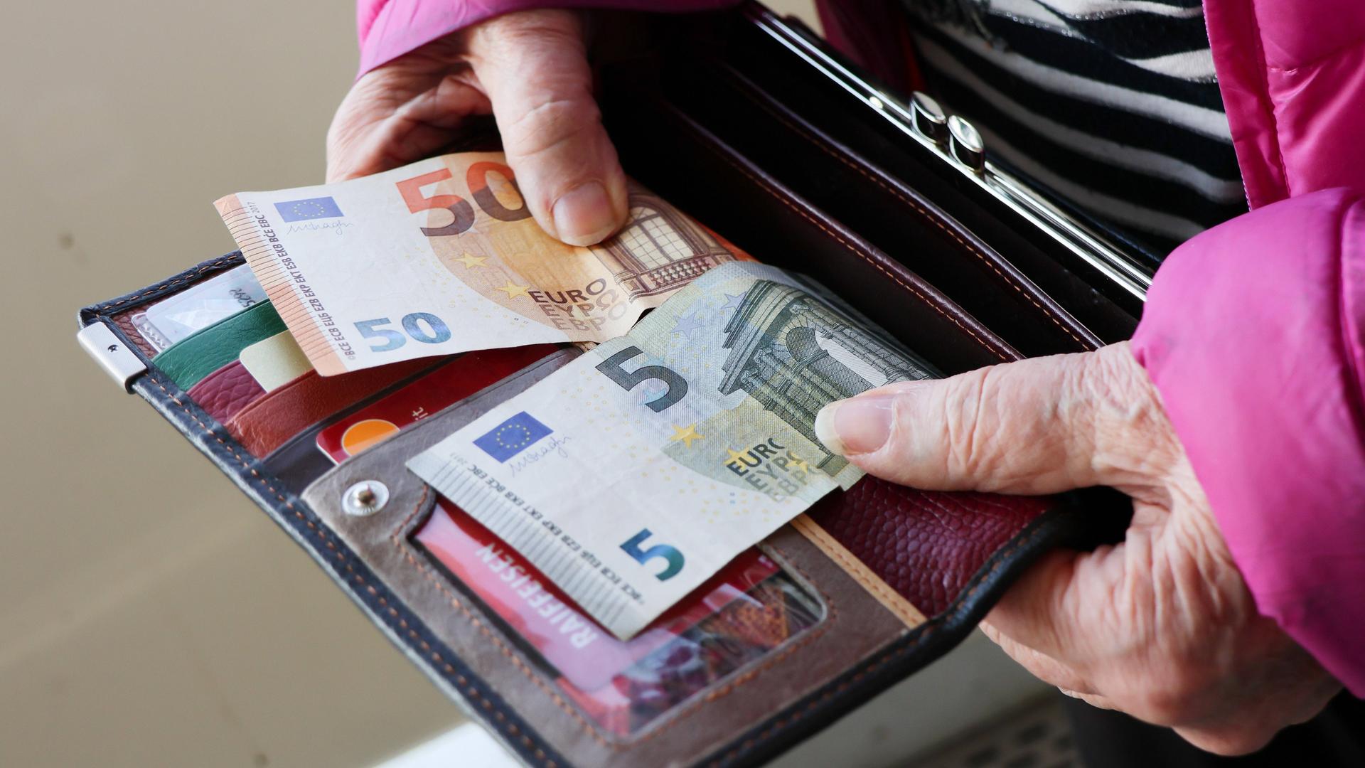 Rentnerin zeigt Geldboerse mit 55 Euro