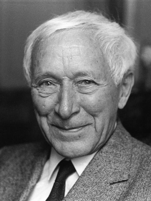 Porträt des lächelnden Schriftstellers Ernst Jünger. Paris, 1983.