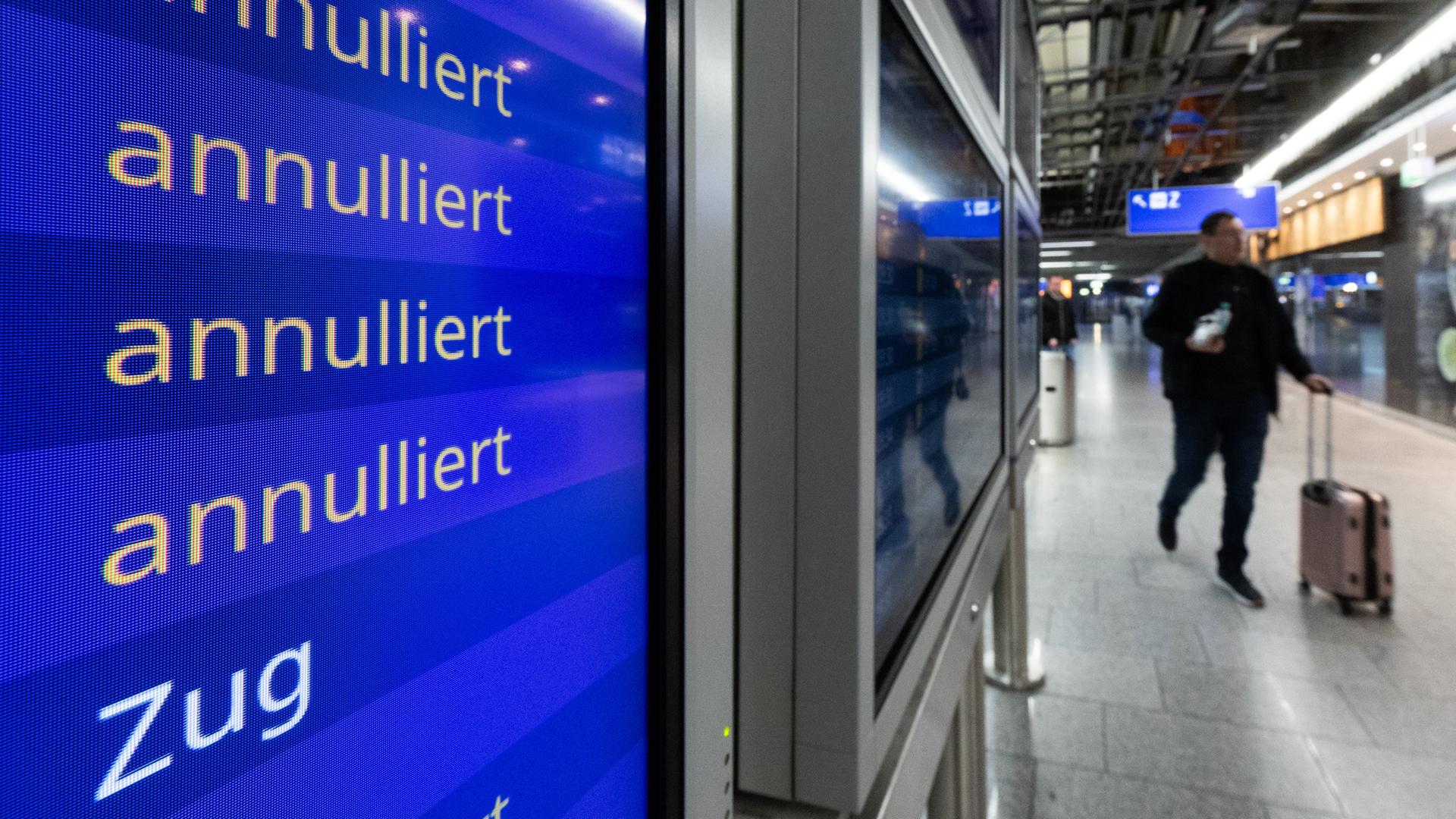 Eine Anzeige in der Abflughalle am Terminal 1 des Flughafen Frankfurt weist mehrere Flüge als annulliert aus.