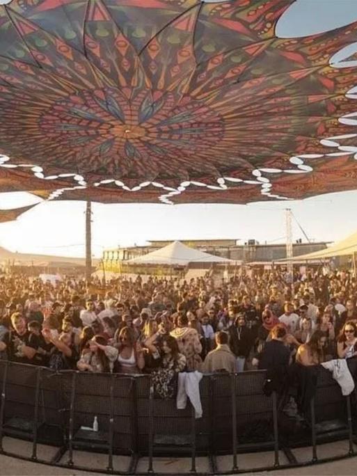 Das Publikum vom Musik-Festival "Tribe of Nova" in Israel am ersten Oktoberwochenende, vor dem Überfall der Hamas. Das Musikfestival lag in der Nähe der Grenze zum Gazastreifen. Nach Angaben der Nachrichtenagentur Associated Press wurden bis Sonntag mindestens 250 Leichen auf dem Gelände des Festivals geborgen.