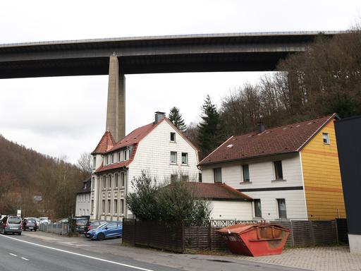 Blick auf die Talbrücke Rahmede von unten