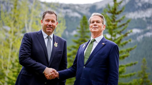 Lars Klingbeil (l, SPD), Bundesminister der Finanzen, Vizekanzler und SPD-Bundesvorsitzender, und Scott Bessent, US-Finanzminister, kommen beim Treffen der G7-Finanzminister und Notenbankgouverneure zusammen.