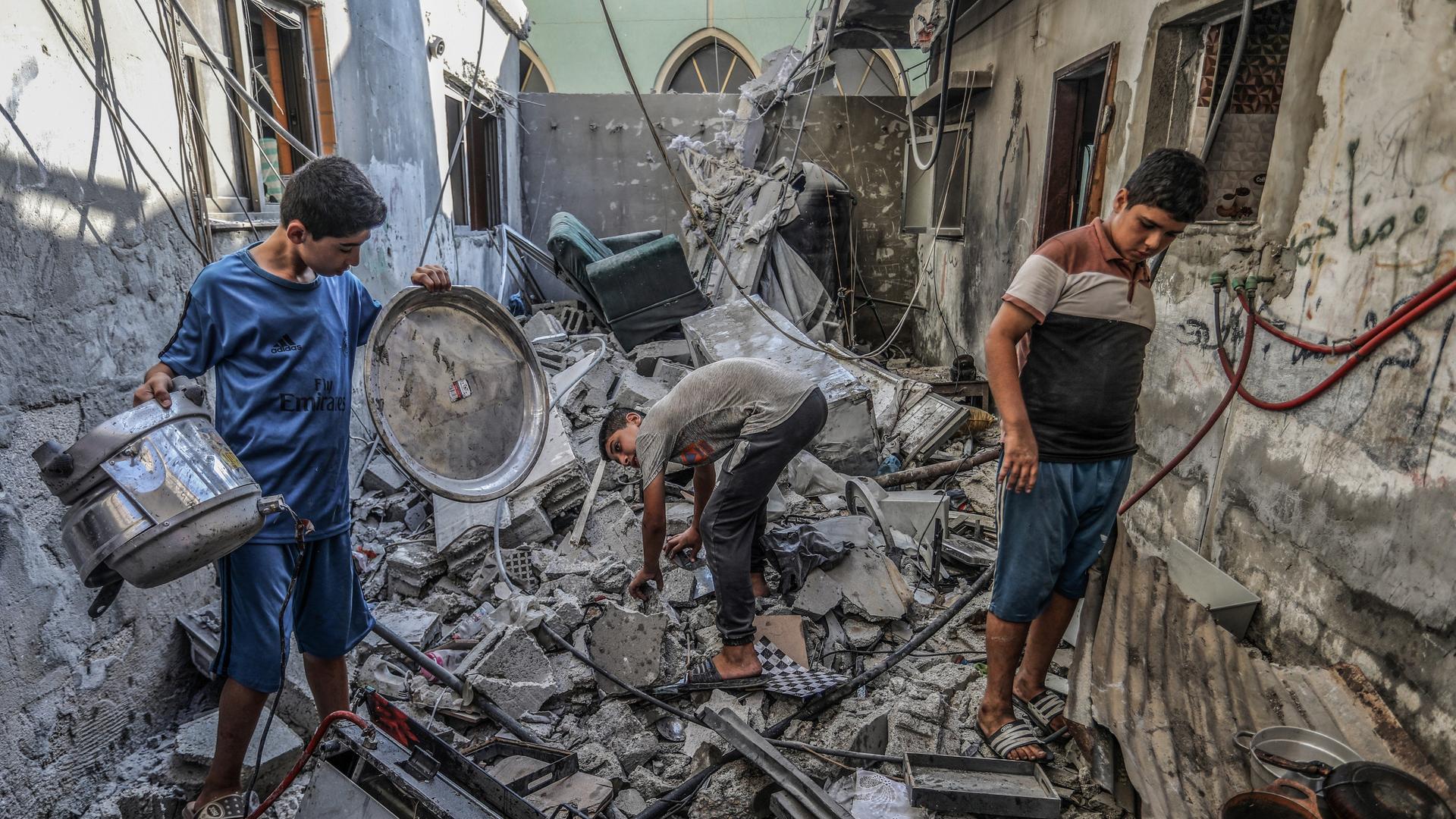 Palästinensische Gebiete, Deir al-Balah: Palästinenser untersuchen ein beschädigtes Haus nach einem israelischen Angriff. 