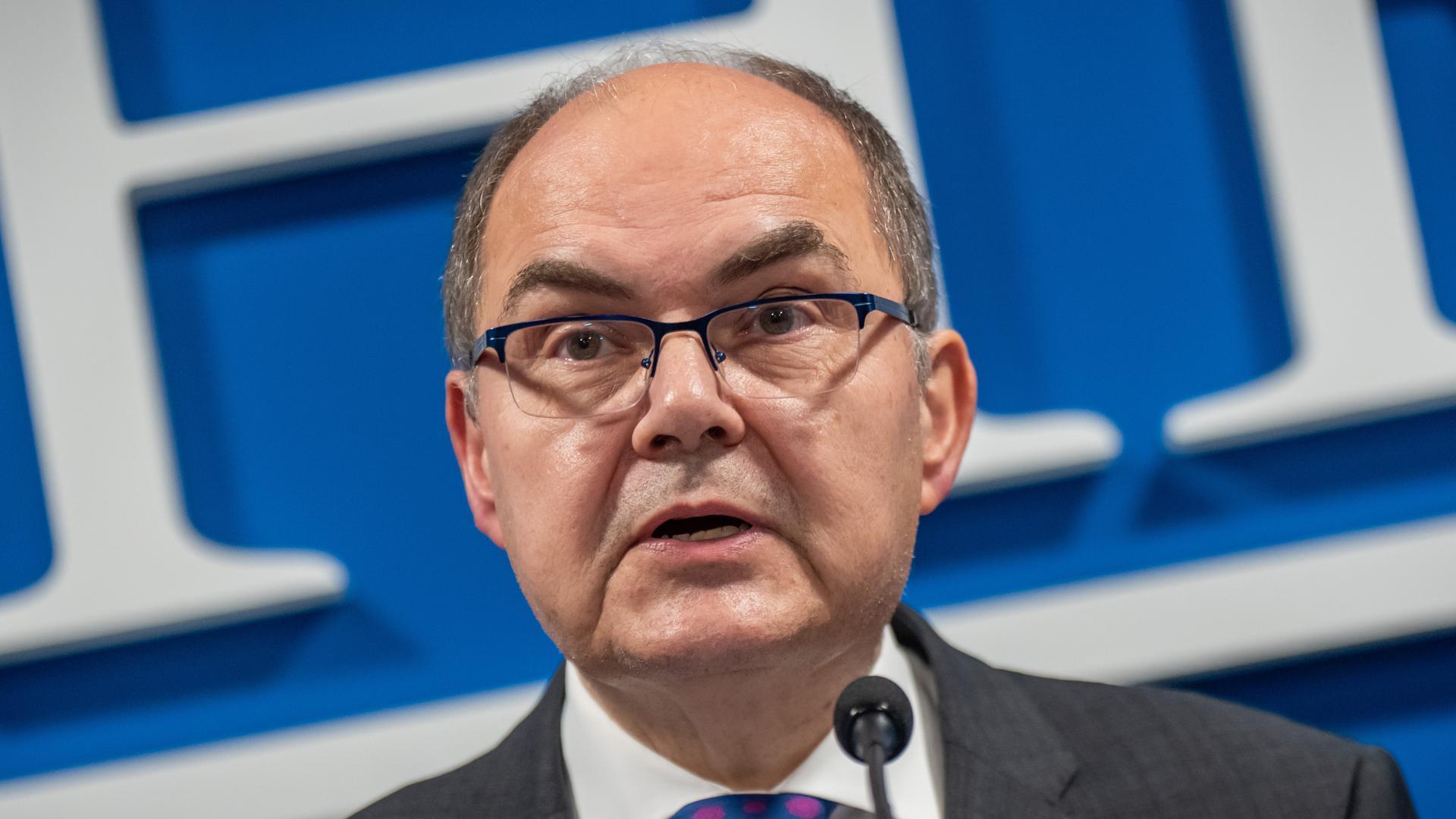 Christian Schmidt (CSU), der Hohe Repräsentant der Internationalen Gemeinschaft in Bosnien-Herzegowina, spricht in ein Mikrofon. Christian Schmidt (CSU), der Hohe Repräsentant der Internationalen Gemeinschaft in Bosnien-Herzegowina, spricht in ein Mikrofon.