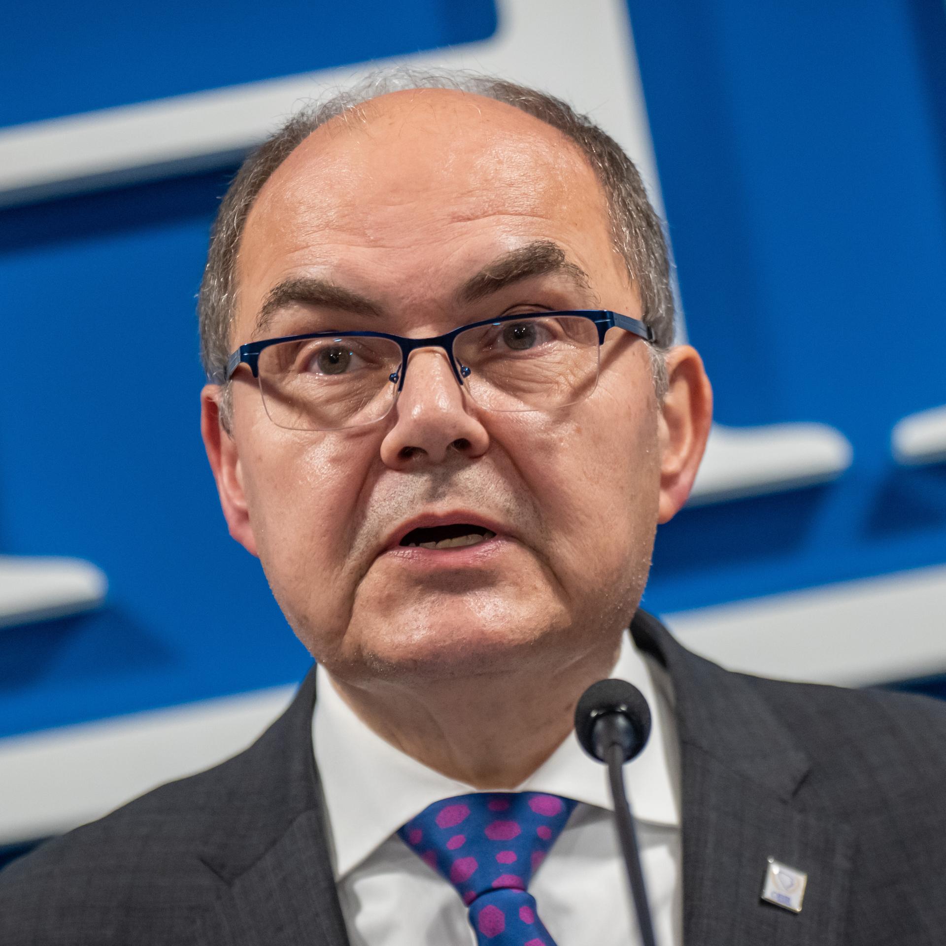 Christian Schmidt (CSU), der Hohe Repräsentant der Internationalen Gemeinschaft in Bosnien-Herzegowina, spricht in ein Mikrofon.