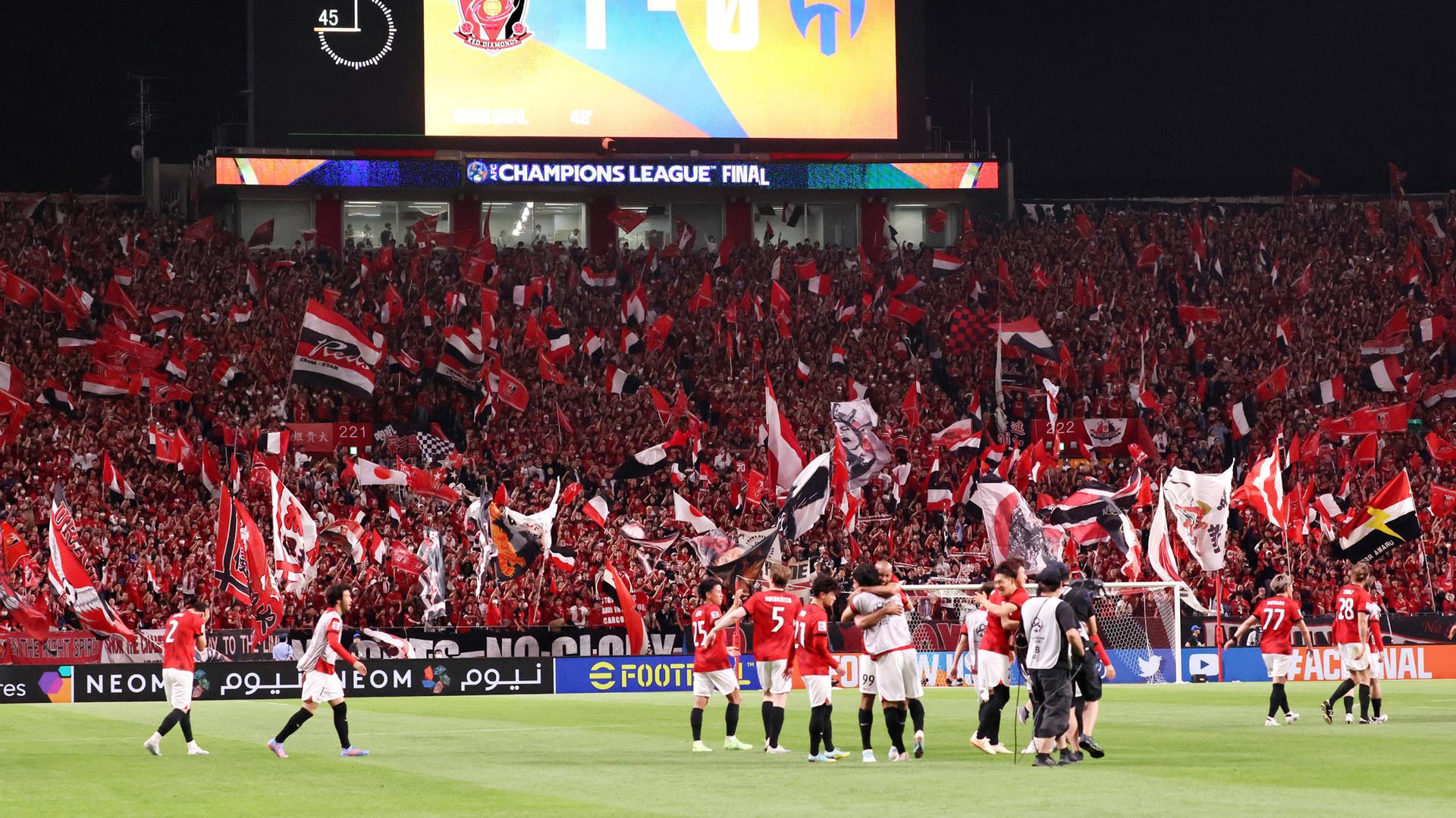 Die Spieler der Urawa Red Diamonds und ihre Fans feiern den Sieg in der Asian Champions League