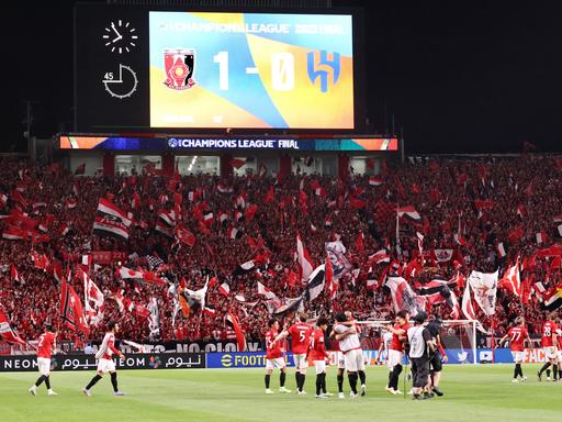 Die Spieler der Urawa Red Diamonds und ihre Fans feiern den Sieg in der Asian Champions League