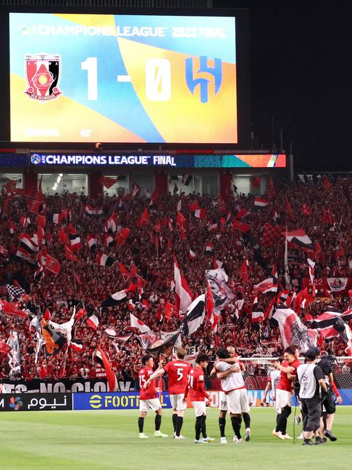 Die Spieler der Urawa Red Diamonds und ihre Fans feiern den Sieg in der Asian Champions League