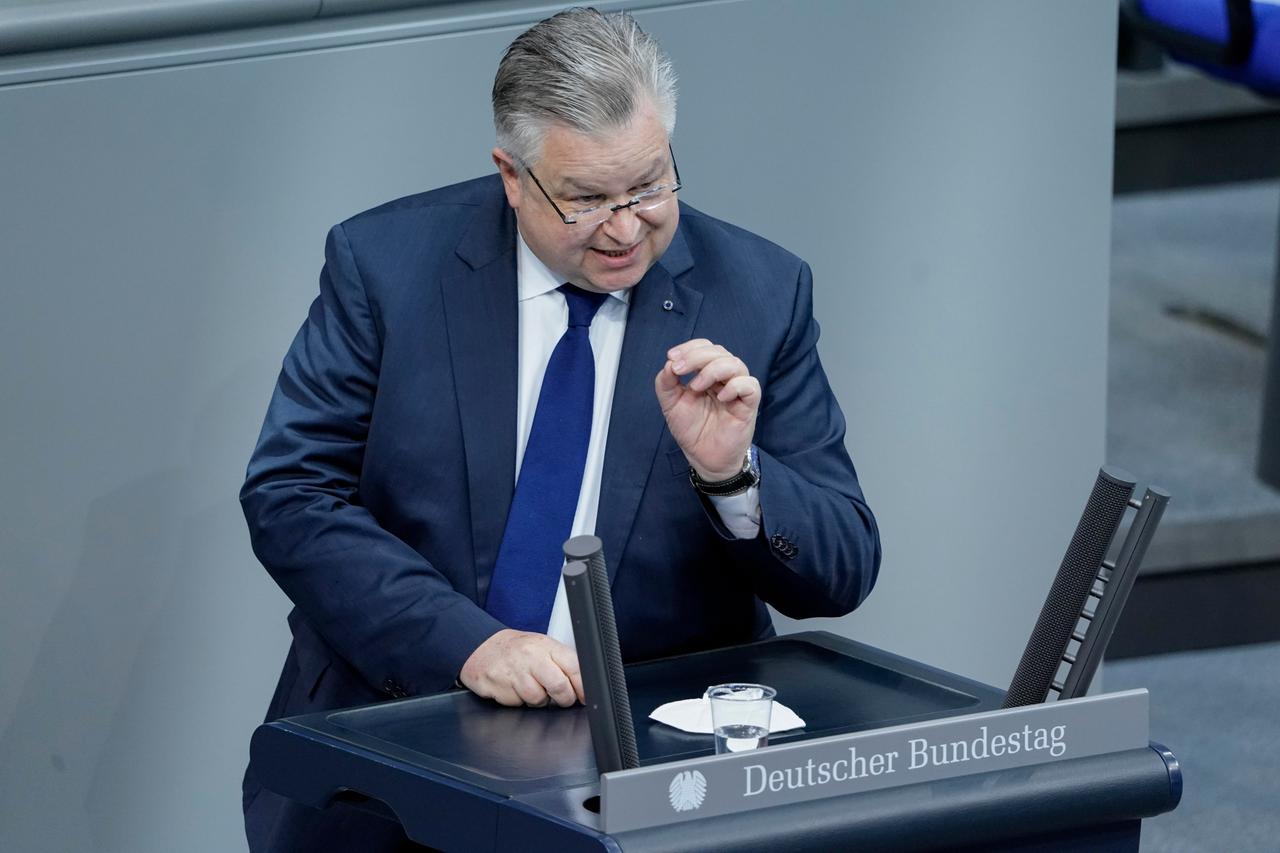 Michael Georg Link im Portrait bei einer Rede im Deutschen Bundestag.