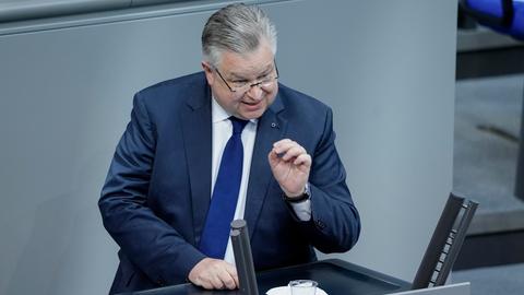 Michael Georg Link im Portrait bei einer Rede im Deutschen Bundestag.
