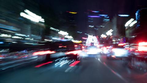 Verzerrte Wahrnehmung mit Lichtstreifen von Autos.