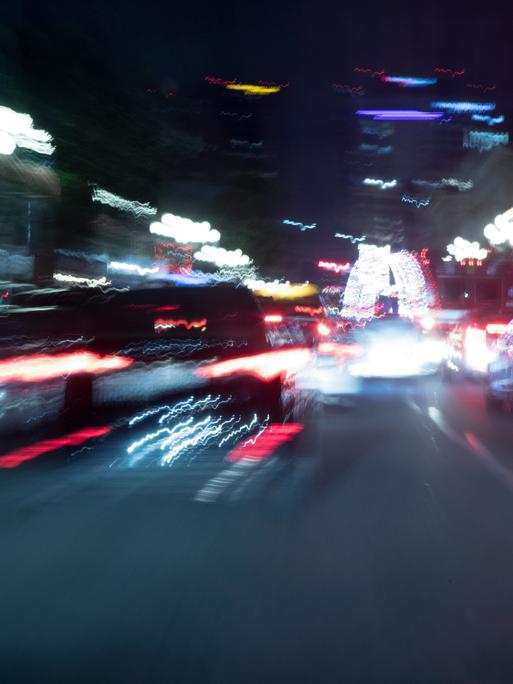 Verzerrte Wahrnehmung mit Lichtstreifen von Autos.