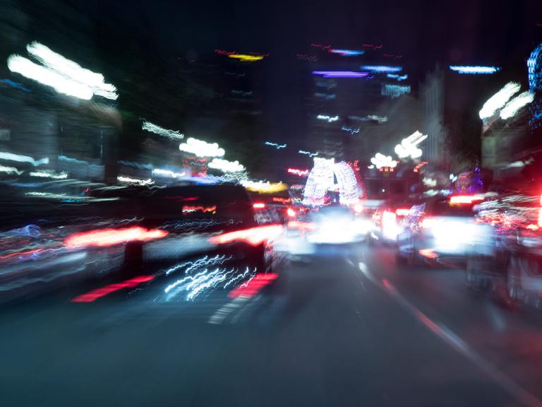 Verzerrte Wahrnehmung mit Lichtstreifen von Autos.