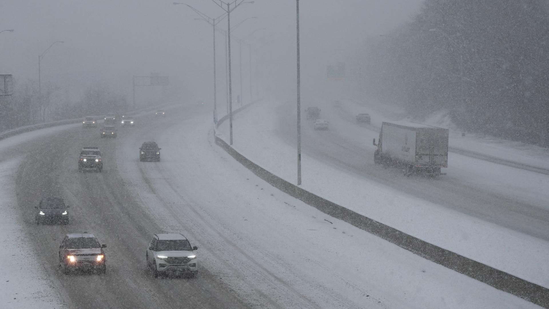 Cincinnati: Fahrzeuge fahren während eines Wintersturms über eine Autobahn.