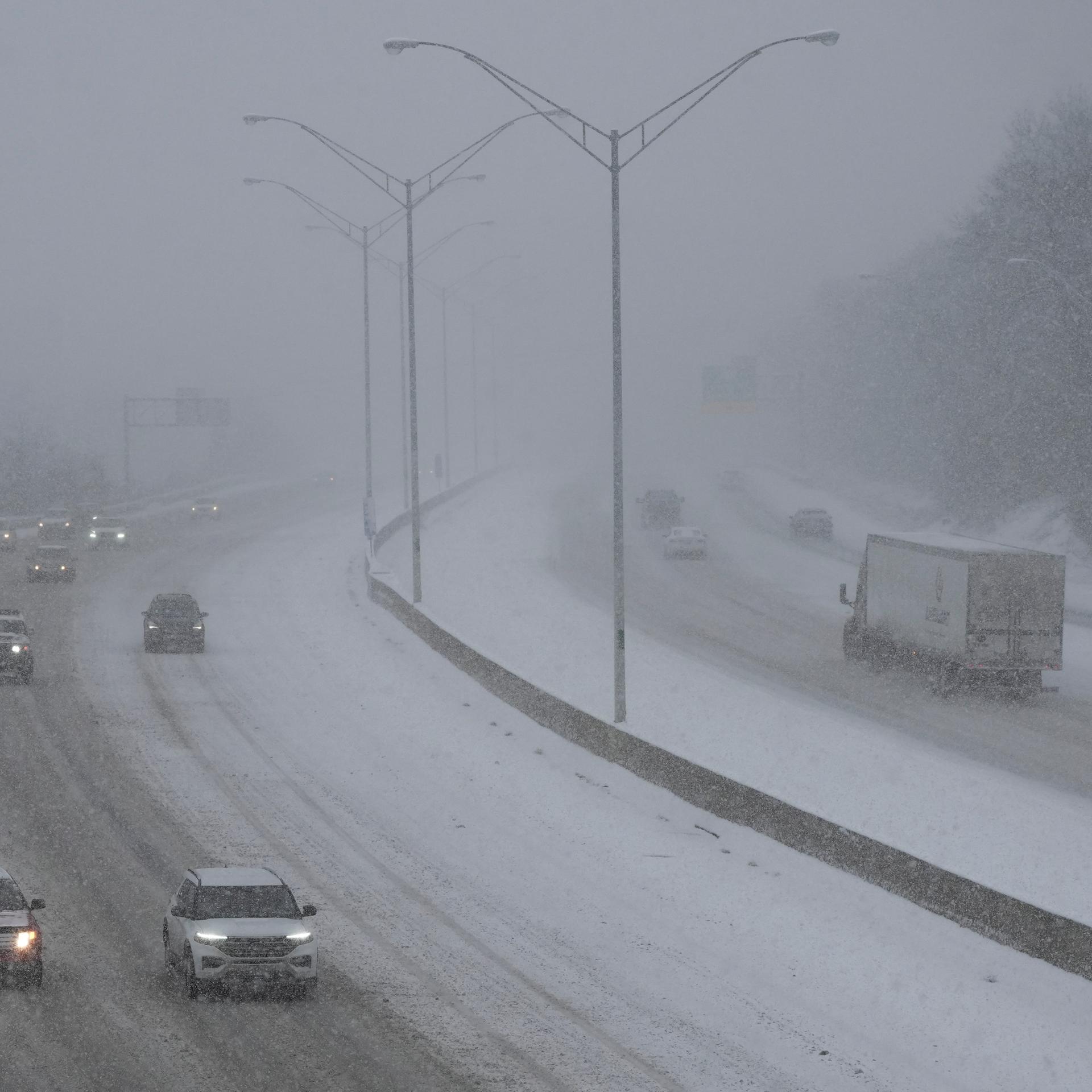 Cincinnati: Fahrzeuge fahren während eines Wintersturms über eine Autobahn.
