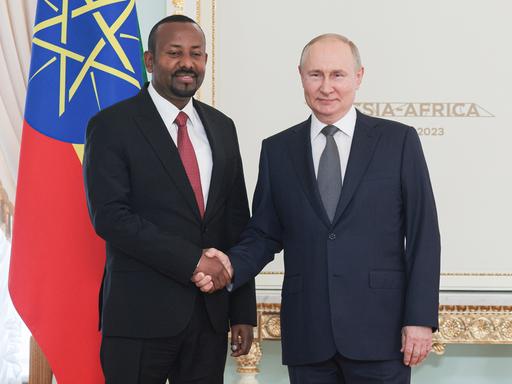 Der russische Präsident, Wladimir Putin, (r.) und der äthiopische Premierminister Abiy Ahmed beim Händeschütteln am 26.7.2023 am Vorabend des Russland-Afrika-Gipfels in St. Petersburg