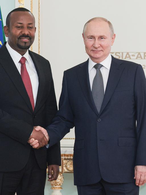 Der russische Präsident, Wladimir Putin, (r.) und der äthiopische Premierminister Abiy Ahmed beim Händeschütteln am 26.7.2023 am Vorabend des Russland-Afrika-Gipfels in St. Petersburg