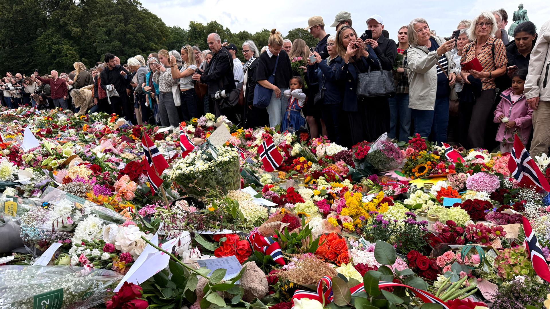 Nach dem Tod von König Harald V. haben sich zahlreiche Menschen vor dem Königlichen Schloss Oslo versammelt, um zu trauern und Blumen abzulegen.
