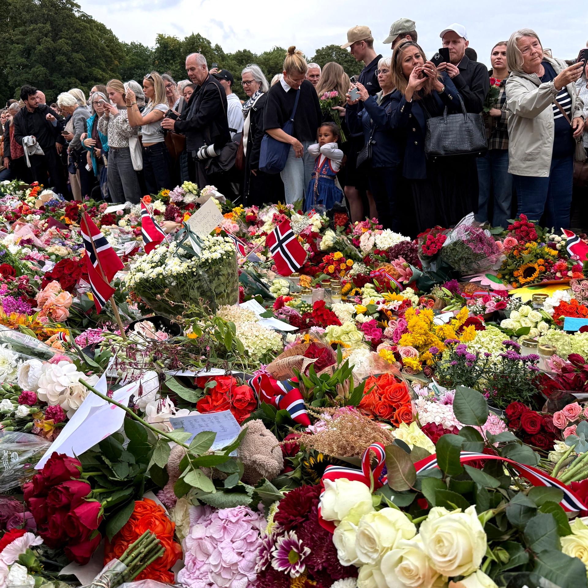 Nach dem Tod von König Harald V. haben sich zahlreiche Menschen vor dem Königlichen Schloss Oslo versammelt, um zu trauern und Blumen abzulegen.