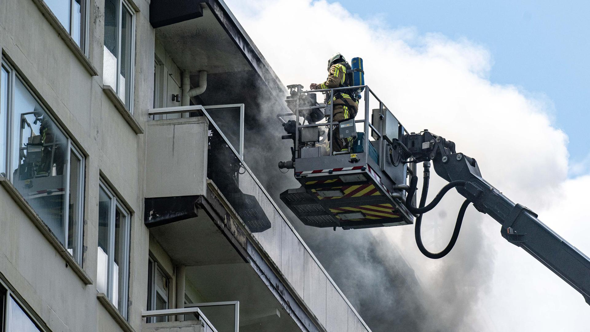 Antwerpen: Feuerwehrleute sind am Brandort eines Wohnhauses in der August-Vermeylenlaan in Antwerpen im Einsatz. Antwerpen: Feuerwehrleute sind am Brandort eines Wohnhauses in der August-Vermeylenlaan in Antwerpen im Einsatz.