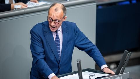 Friedrich Merz (CDU) spricht im Bundestag.
