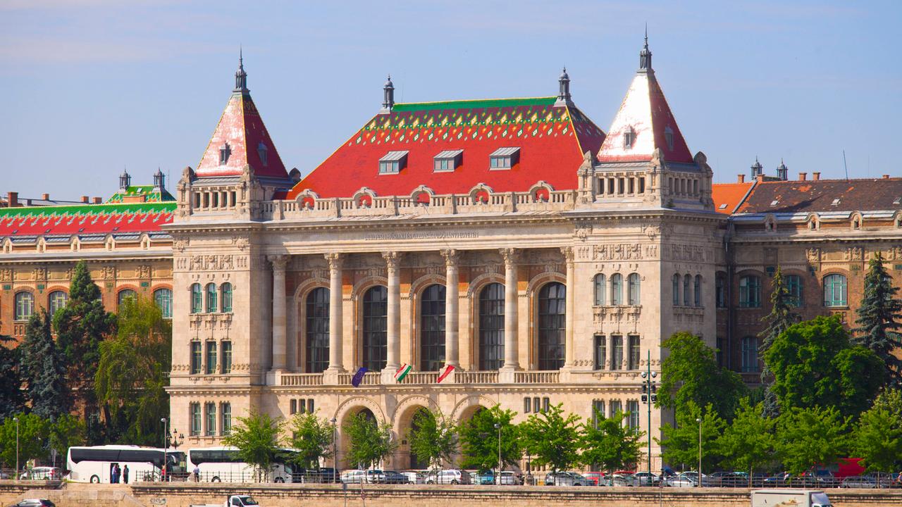 Das Bild zeigt das Hauptgebäude der Budapest University of Technology and Economics. 