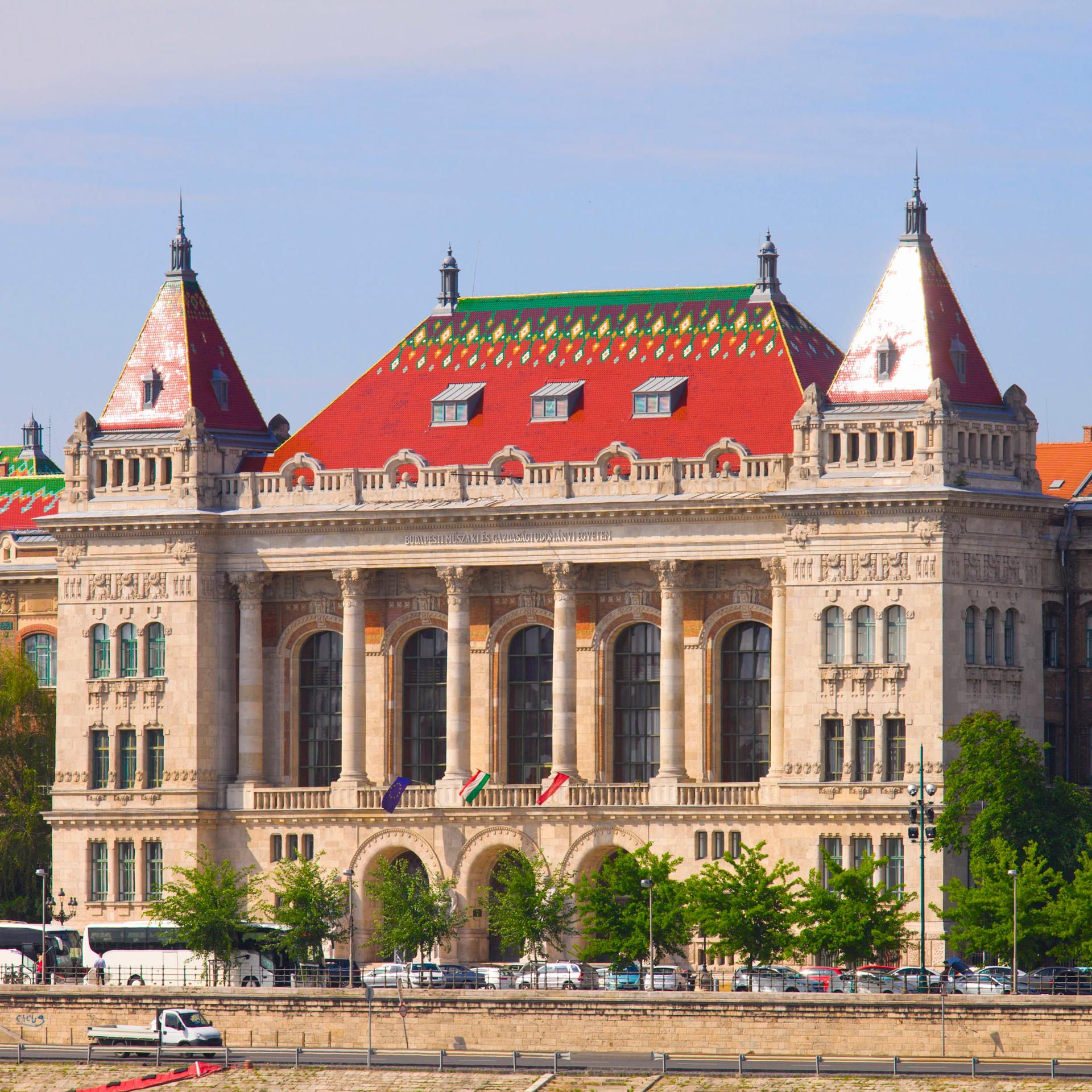 Das Bild zeigt das Hauptgebäude der Budapest University of Technology and Economics. 