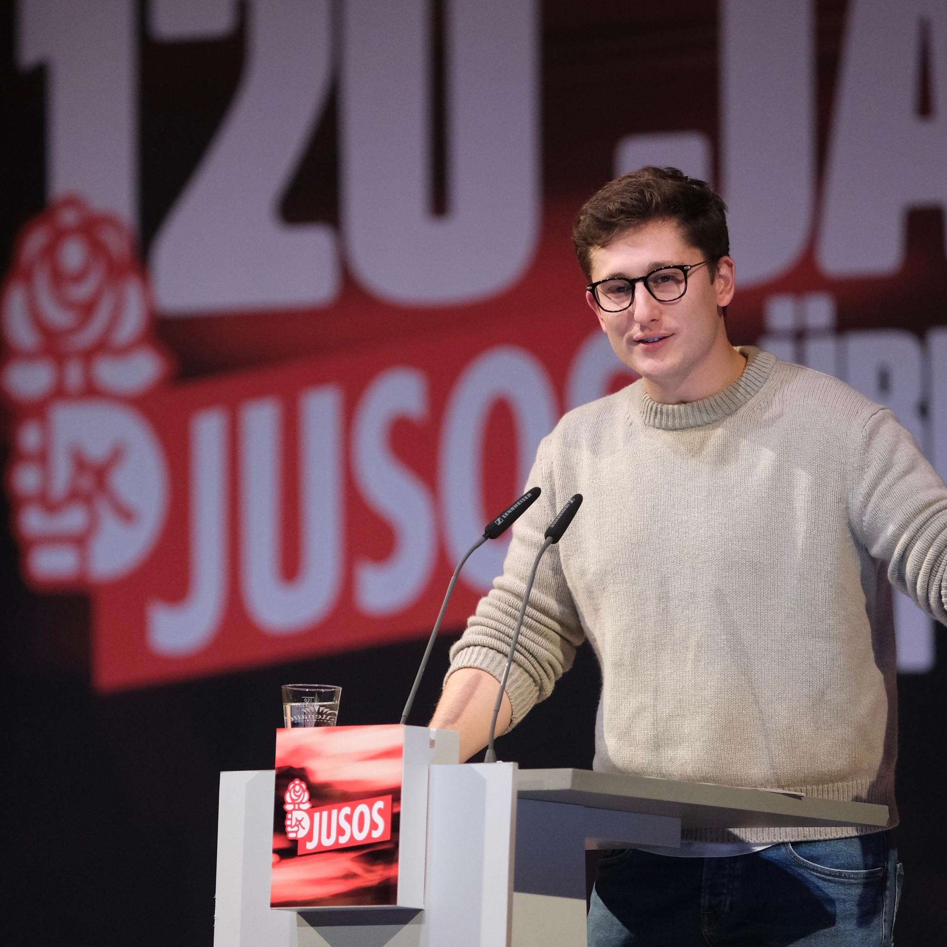 Philipp Türmer, Bundesvorsitzender der Jusos, spricht in der Händelhalle in Halle.