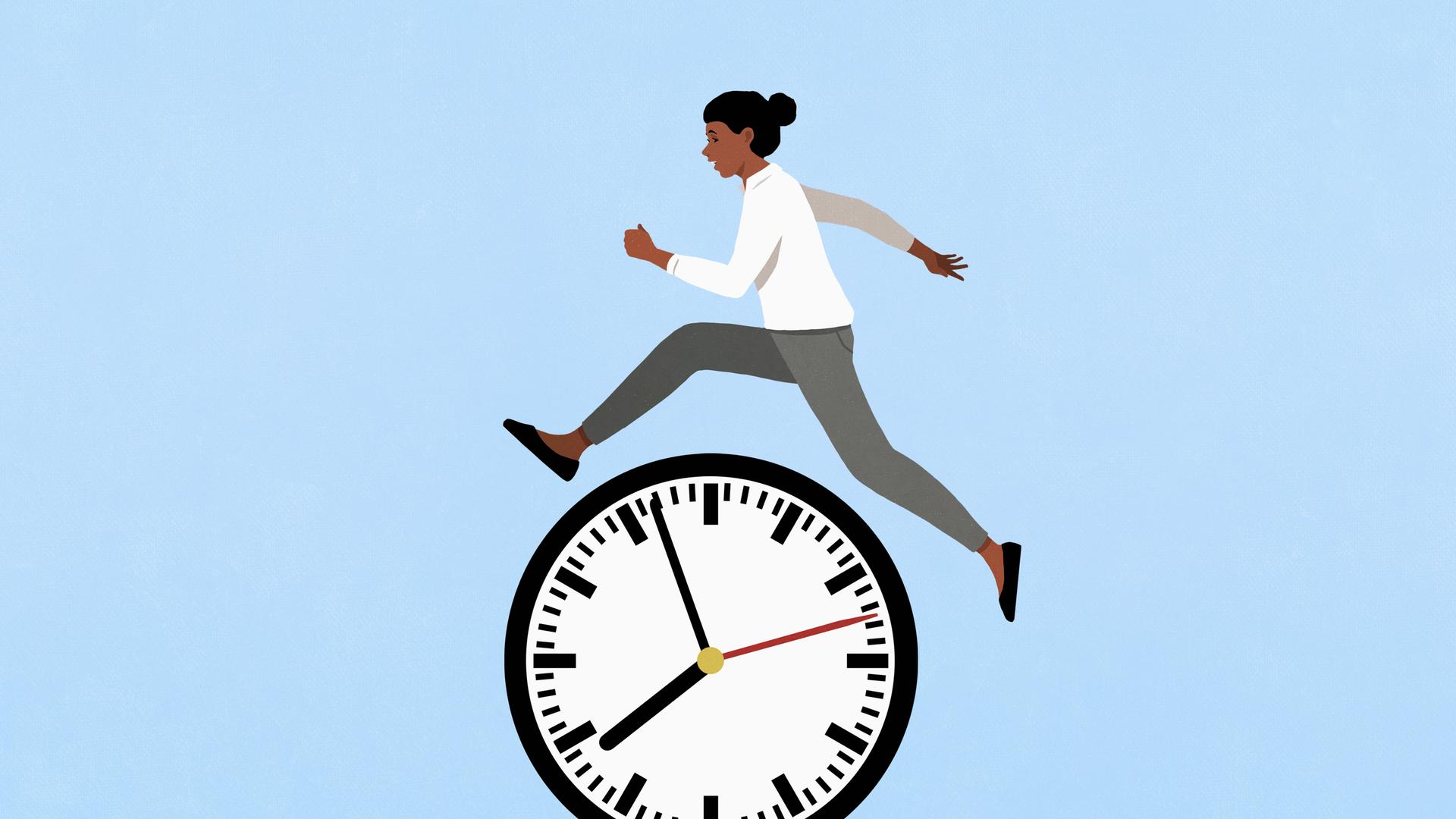 Eine Frau springt vor blauem Hintergrund über eine Uhr.

