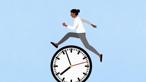 Eine Frau springt vor blauem Hintergrund über eine Uhr.
Eine Frau springt vor blauem Hintergrund über eine Uhr.