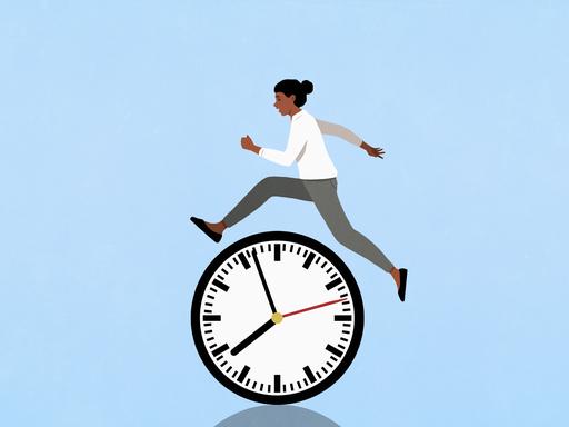 Eine Frau springt vor blauem Hintergrund über eine Uhr.

