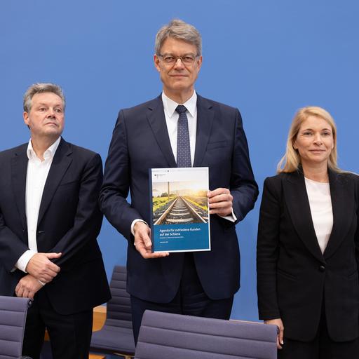 Das Bild zeigt Bundesverkehrsminister Schnieder sowie die designierten Vorstände Dirk Rompf und Evelyn Palla. 
