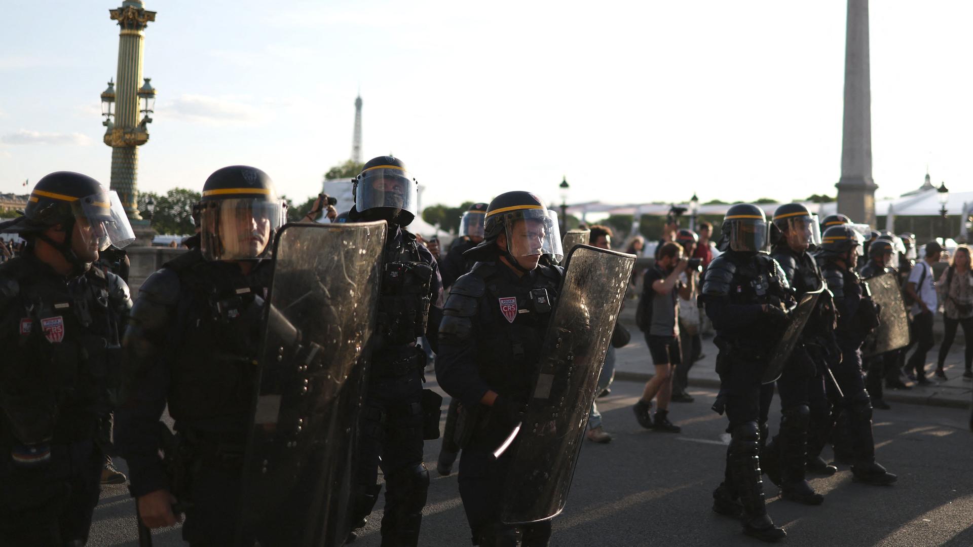 Sicherheitskräfte in voller Montur mit Helm auf der Place de la Concorde in Paris, wo es nach dem Tod eines Jugendlichen zu Protesten kam Sicherheitskräfte in voller Montur mit Helm auf der Place de la Concorde in Paris, wo es nach dem Tod eines Jugendlichen zu Protesten kam