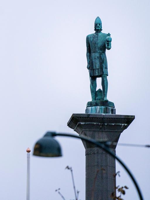 Denkmal für den Norwegen König Olav Trygvasson im norwegischen Trondheim, im Bild neben den Fahrkabinen eines Riesenrads.