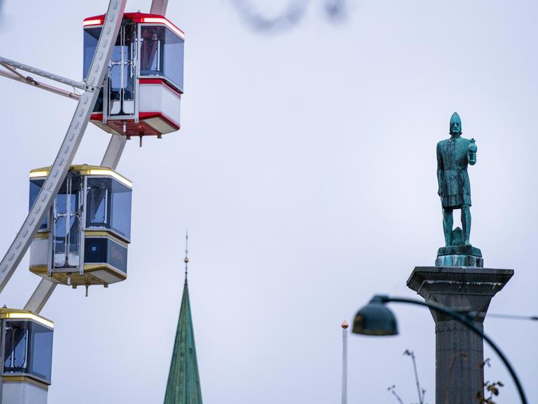 Denkmal für den Norwegen König Olav Trygvasson im norwegischen Trondheim, im Bild neben den Fahrkabinen eines Riesenrads.