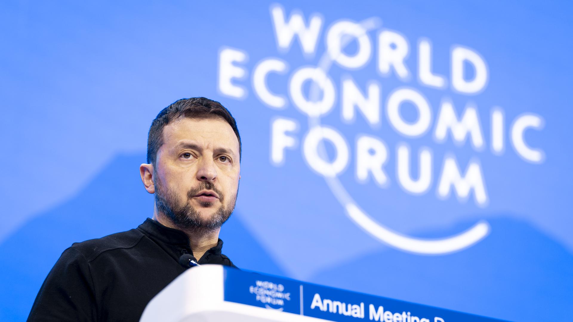 Der ukrainische Präsident Wolodymyr Selenskyj spricht in einer Plenarsitzung am 55. Jahrestreffen des Weltwirtschaftsforums (WEF) in Davos. 