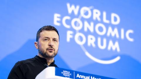 Der ukrainische Präsident Wolodymyr Selenskyj spricht in einer Plenarsitzung am 55. Jahrestreffen des Weltwirtschaftsforums (WEF) in Davos. 