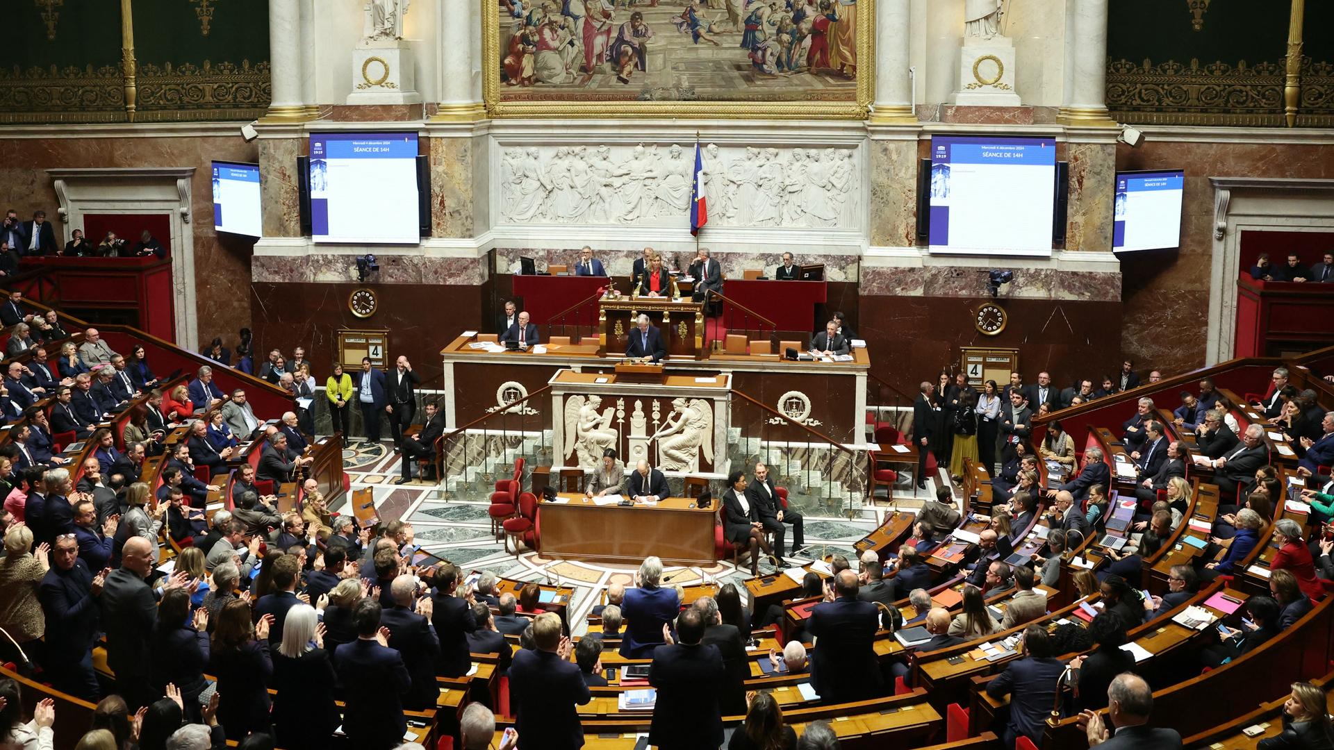 Das Foto zeigt das französische Parlament kurz vor der Abstimmung gegen die Regierung.