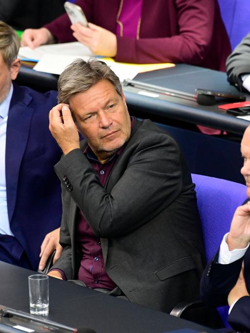 Christian Lindner (li.), Robert Habeck und Olaf Scholz (re.) sitzen auf der Regierungsbank im Deutschen Bundestag. 