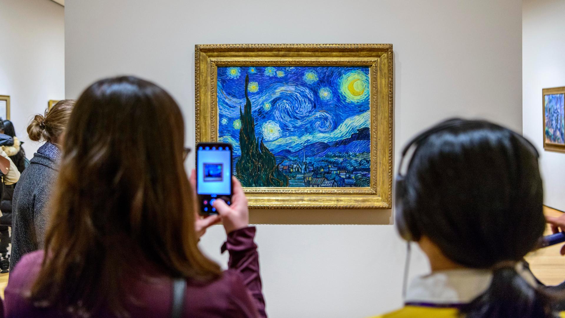 Besucher vor dem Gemälde Sternennacht von Vincent van Gogh, Museum of Modern Art in New York City, USA. Besucher vor dem Gemälde Sternennacht von Vincent van Gogh, Museum of Modern Art in New York City, USA.