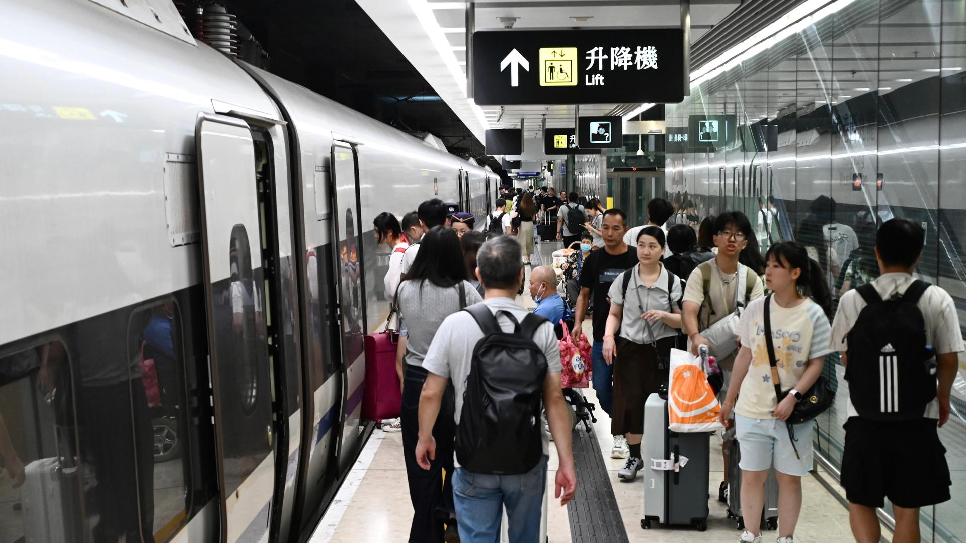 Ein voller Bahnsteig in Hongkong